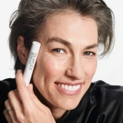 Olaplex BROWBOND Building Serum Eyebrow Enhancer -Bumble Sale Store BROWBOND BEAUTY Helen3 2000x2000 750eb018 14ee 4df1 890a 5cad4ef2a3c6