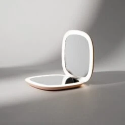 Vanity Planet Moda | Mini Light Up Makeup Mirror - Nude -Bumble Sale Store VP Moda Lifestyle Web 1800x1800 02