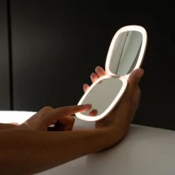 Vanity Planet Moda | Mini Light Up Makeup Mirror - Nude -Bumble Sale Store VP Moda Pink Lifestyle Web Image 03